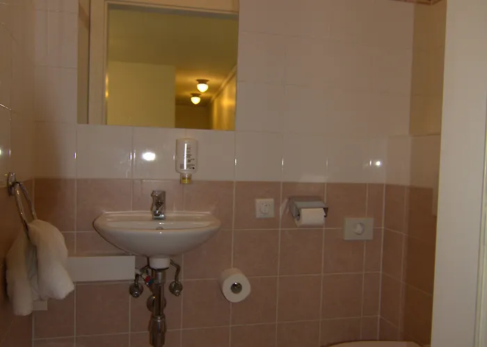 900m Zur Oper מלון 4*